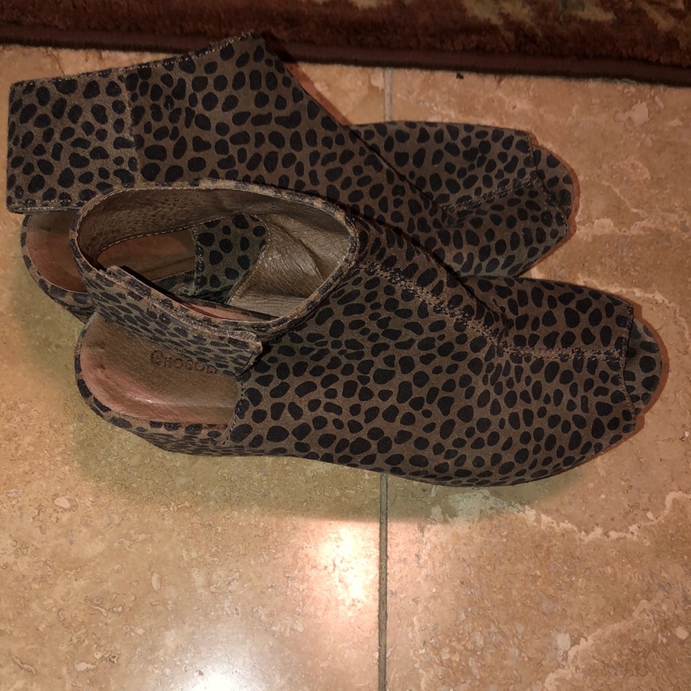 Women’s Chocolate Blu leopard peep toe size 7.5.